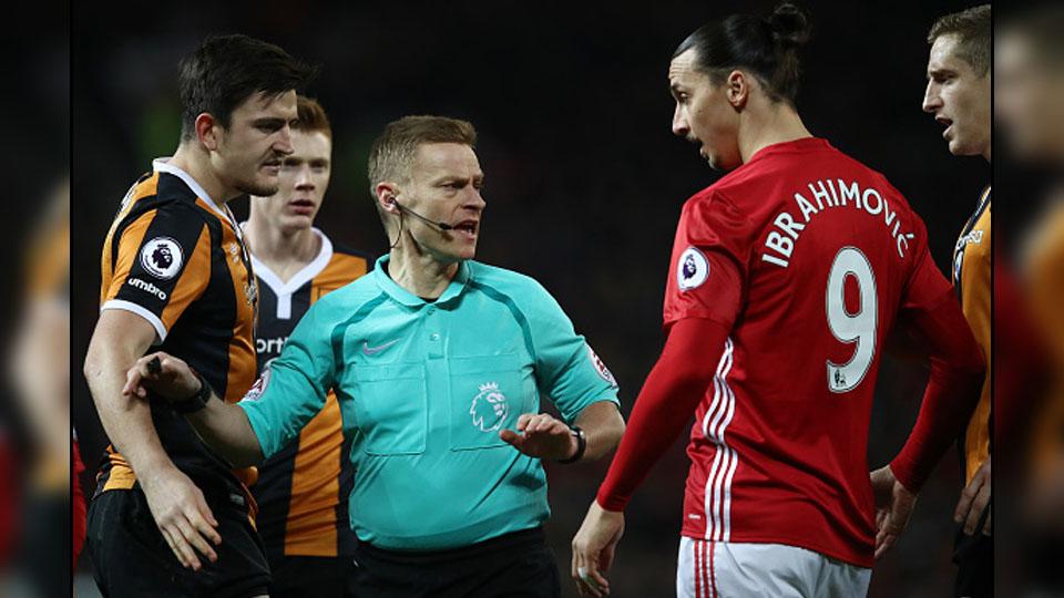 Zlatan%20Ibrahimovic%20terlibat%20perdebatan%20dengan%20pemain%20Hull%20City%20yang%20coba%20dilerai%20wasit.